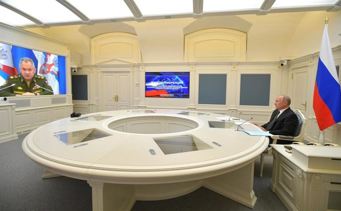 El presidente de Rusia, Vladimir Putin, recibe un informe sobre la evolución de la lucha contra el coronavirus