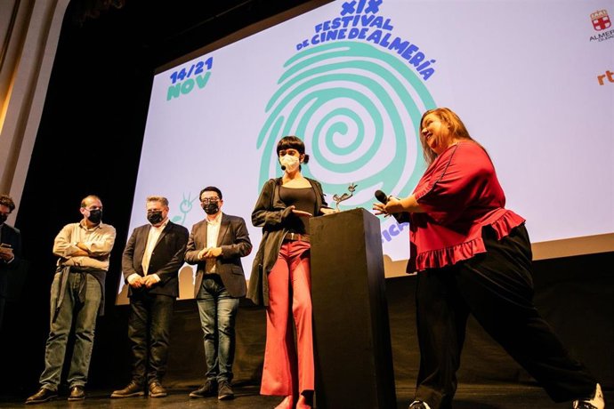 Itziar Castro y Claudia Riera recogen el Premio Filming Almería para 'Vis a Vis: el Oasis'