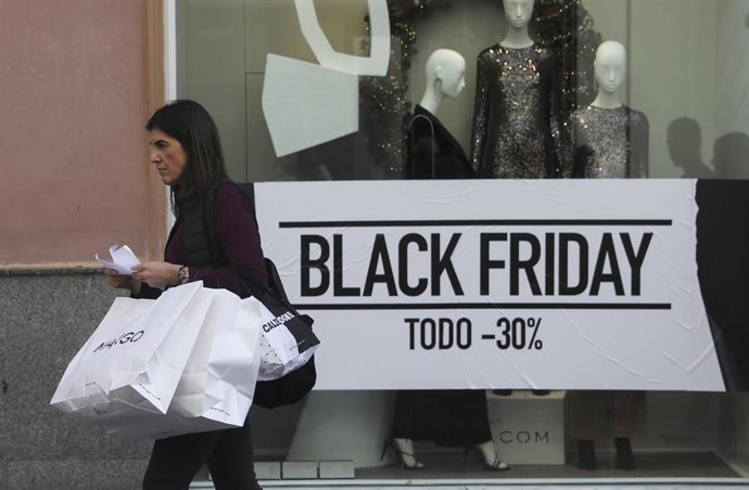 Ciudadanos acuden a comprar durante las rebajas del Black Friday de 2019.