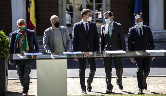 El presidente del Gobierno, Pedro Sánchez, con los agentes sociales