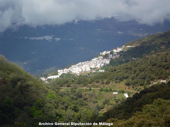 Vista del municipio malagueño de Jubrique desde Peñas Blancas