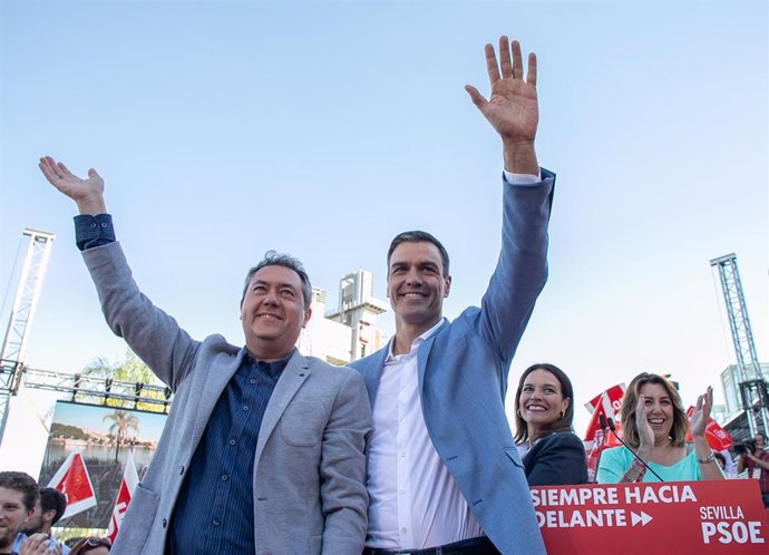 El secretario general del PSOE y presidente del Gobierno en funciones, Pedro Sánchez (d),y el alcalde de Sevilla y candidato a la reelección, Juan Espadas (i), en un acto durante la pasada campaña electoral