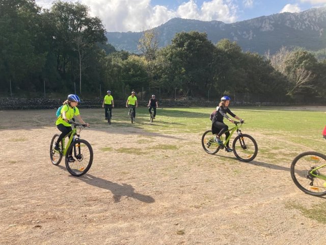 Un grupo de personas practicando ciclismo en una jorna de 'Estancias en la Sierra'.