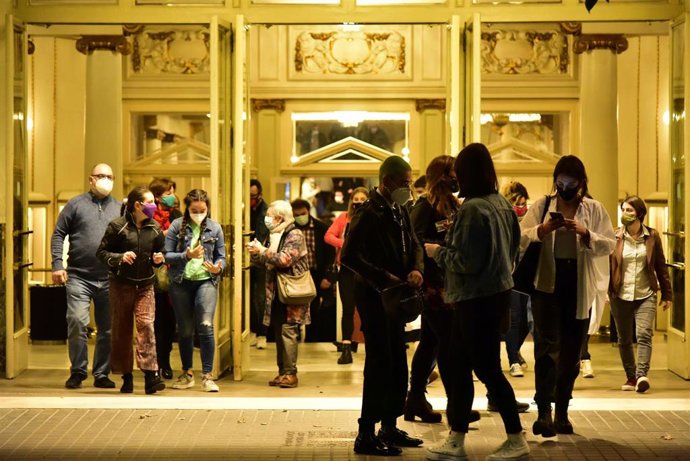 Cines y teatros de Barcelona justo antes de entrar en vigor el toque de queda en Cataluña, a 25 de octubre de 2020.
