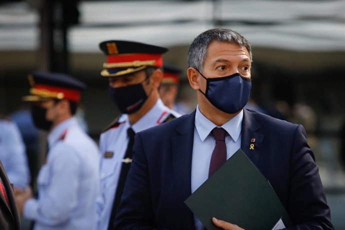 El consejero de Interior de la Generalitat de Catalunya, Miquel Smper, ha presidido el acto en el que se ha restituído a Josep Lluís Trapero como Mayor de los Mossos d'Esquadra, en Barcelona.