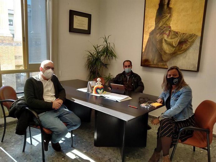 La primera teniente de alcalde, Isabel Albás, y el concejal de Gestión, Comercio y Mercados, Antonio Álvarez, con el presidente de la Federación Provincial del Comercio de Córdoba, Rafael Bados,