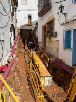 Obras municipios pueblos diputación trabajos operarios tuberías calle obra