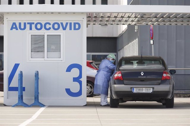 Una enfermera realiza pruebas PCR para la detección del COVID-19 en el "Autocovid".