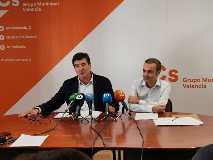 El portavoz de Ciudadanos (Cs) en el Ayuntamiento de Valncia, Fernando Giner, junto al concejal Rafa Pardo