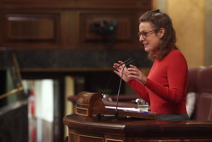 La diputada de la CUP, Mireia Vehí, interviene durante una sesión plenaria celebrada en el Congreso