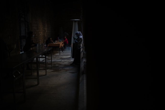 Una voluntaria trabaja en la zona del Hospital de campaña instalado en la parroquia de Santa Anna