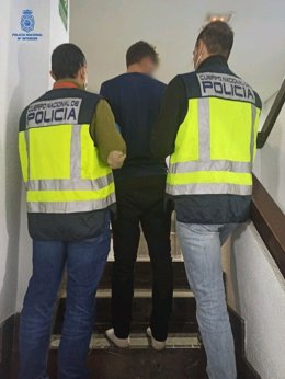 Agentes policiales detienen a uno de los tres presuntos autores de varios robos en Palma.