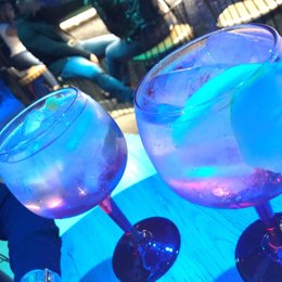 Copas, bebida alcohólica, noche, marcha