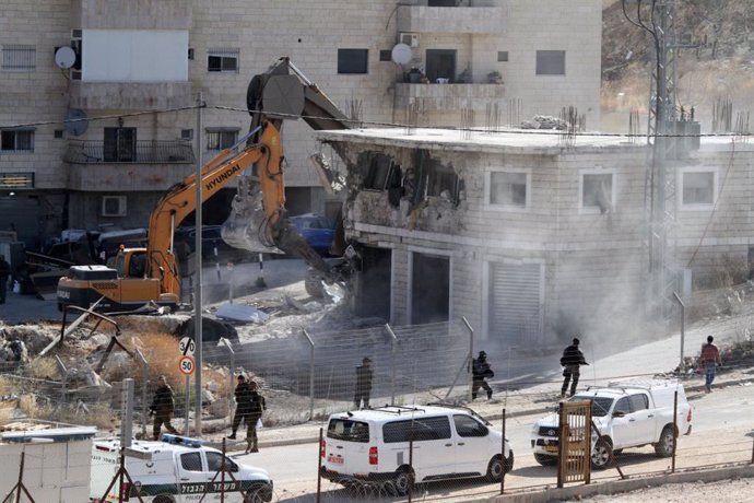 22 July 2019, Palestinian Territories, Sur Baher: Israeli military machinery demolishes a Palestinian building in East Jerusalem. An Israeli high court ruling in June 2019 dismissed a petition by Palestinian residents requesting the cancellation of a mi