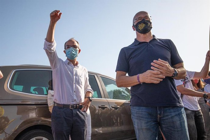 Els exconsellers Raül Romeva i Jordi Turull, abans d'entrar a la presó de Lledoners després de suspendre el jutge el seu tercer grau. A 28 de juliol de 2020.