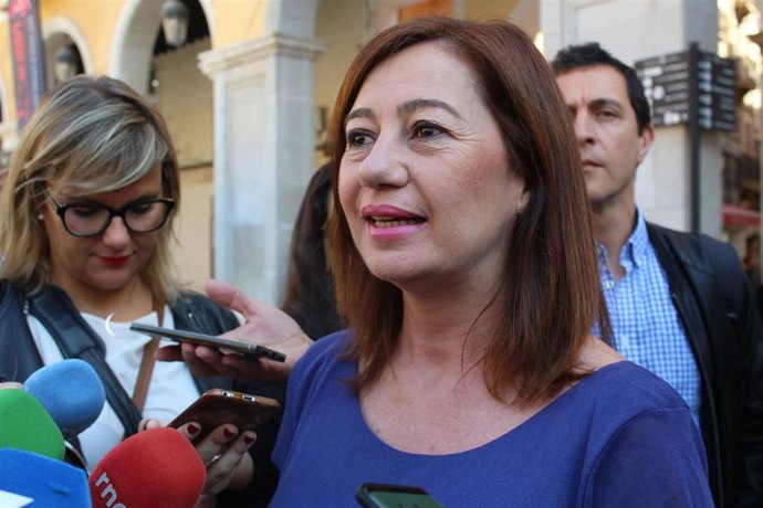 La presidenta del Govern, Francina Armengol, en declaraciones a la prensa (archivo)