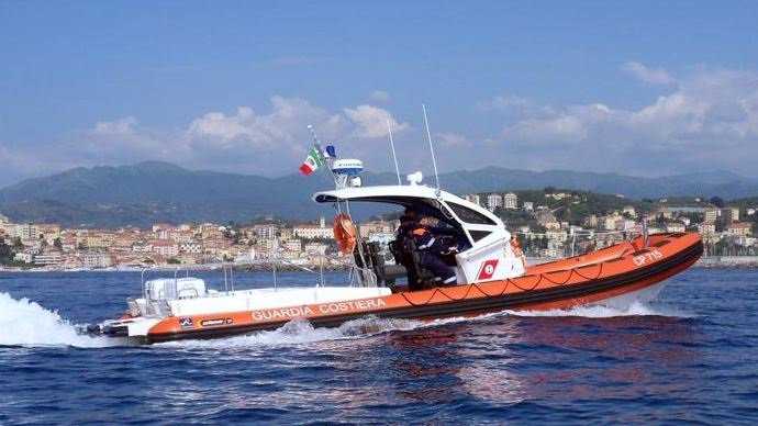 Lancha de la Guardia Costiera italiana