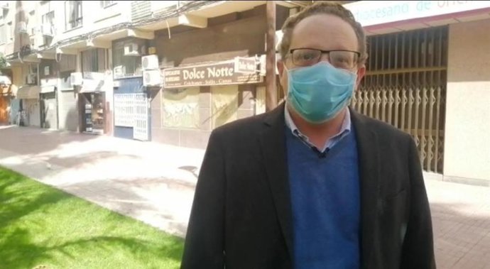 El diputado nacional de Vox por Córdoba José Ramírez del Río ante establecimientos cerrados