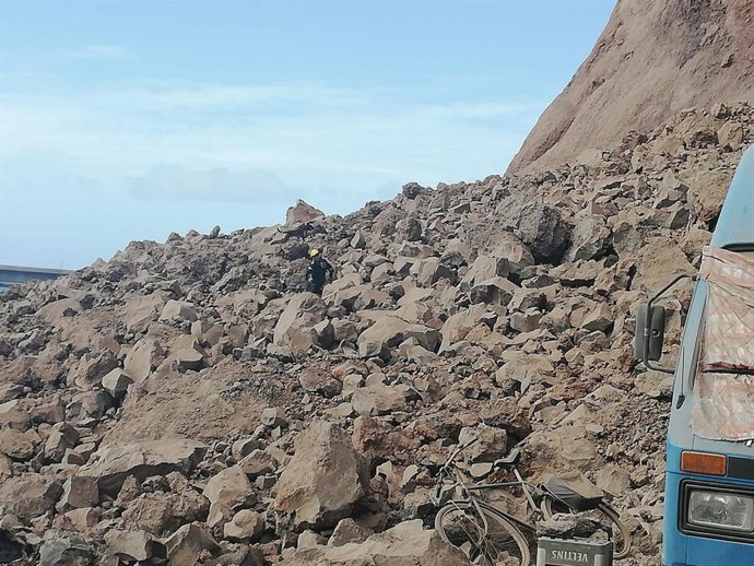 Las unidades caninas de la asociación AEA realizan labores de rastreo entre los escombros