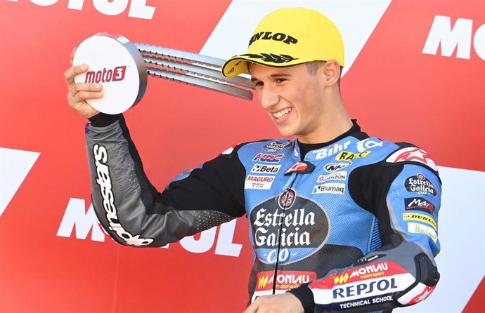 El piloto español de Moto3 Sergio García Dols (Estrella Galicia 0,0) celebra su segundo puesto en el Gran Premio de la Comunitat Valenciana