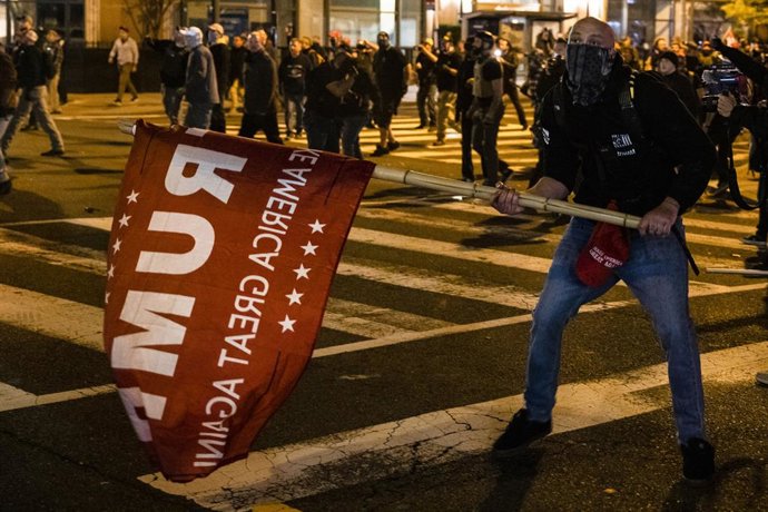 Partidari de Trump durant els xocs amb una contramanifestación a Washington