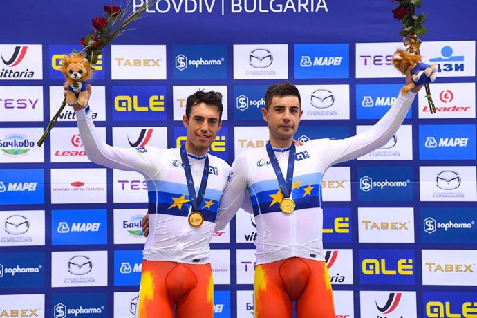 Los ciclistas españoles Albert Torres y Sebastián Mora celebran su título de madison en el Europeo