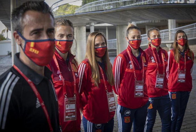 Jorge Vilda junto a varias jugadoras de la selección española femenina de fútbol