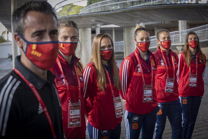 Varias de las jugadoras de la selección femenina de Fútbol junto al su entrenador (i) acuden a la Nao Victoria para promocionar el partido que disputará el próximo viernes el equipo nacional contra la República Checa en el Estadio de La Cartuja. En Sevi