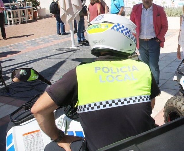 Imagen de archivo de un agente de la Policía Local de Marbella en moto