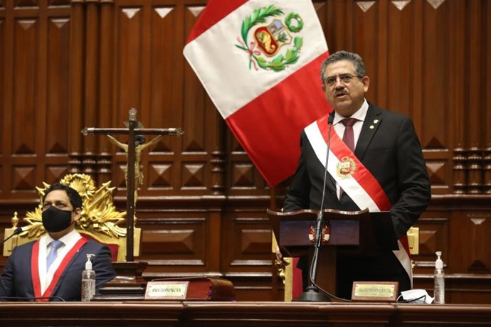 Manuel Merino pren possessió com a president del Perú