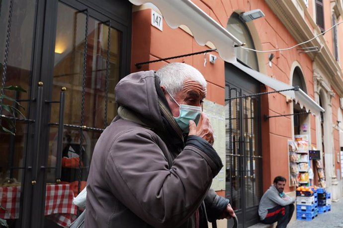Hombre con mascarilla por coronavirus en Italia