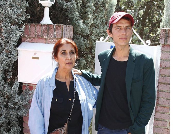 CAMILO BLANES, ARROPADO POR SU MADRE, LLEGA A SU NUEVA CASA