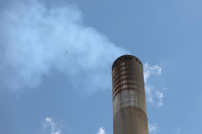 Imagen de una chimenea en la Central Térmica Teruel de la localidad turolense de Andorra, donde se ha celebrado una rueda de prensa con motivo de los últimos días de apertura de esas instalaciones, tras cuarenta años de actividad ininterrumpida, en Ando