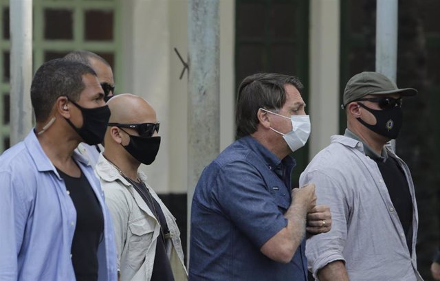 El presidente de Brasil, Jair Bolsonaro, tras acudir a votar en Río de Janeiro, en las elecciones locales celebradas este domingo 15 de noviembre.