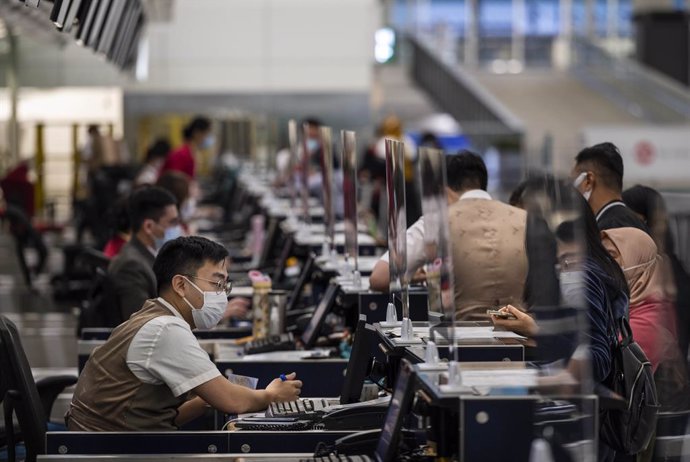Control de pasaportes y facturación en el aeropuerto de Hong Kong.