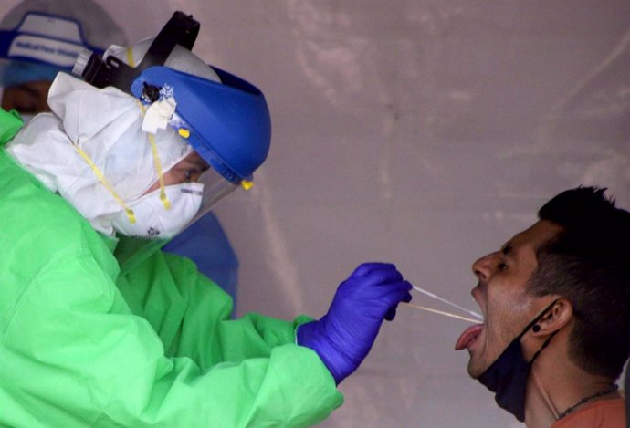 Una personas se somete a la prueba de coronavirus en Ciudad de México.