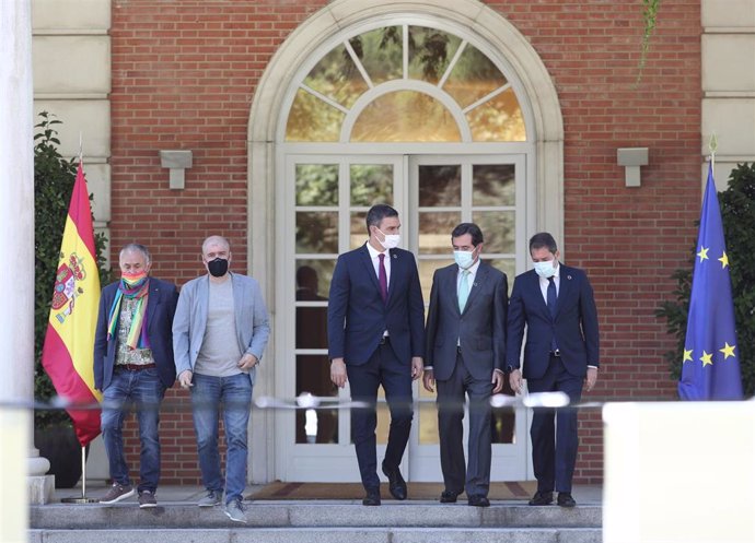 (I-D) El secretario general de UGT, Pepe Álvarez, el secretario general de CC.OO, Unai Sordo, el presidente del Gobierno, Pedro Sánchez, el presidente de la CEOE, Antonio Garamendi, y el presidente de Cepyme, Gerardo Cuerva, en una imagen de archivo