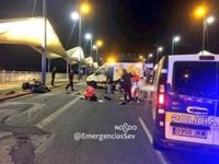 Herido grave en Sevilla un motorista embestido por un turismo cuyo conductor ebrio invadió el sentido contrario