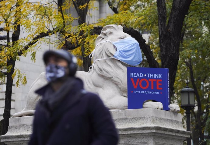 León con mascarilla antre la biblioteca de Nueva York