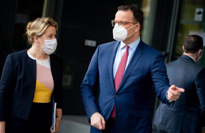 La ministra de Familia alemana, Franziska Giffey, con el ministro de Sanidad, Jens Spahn, saliendo de una comparecencia ante la prensa en Berlín