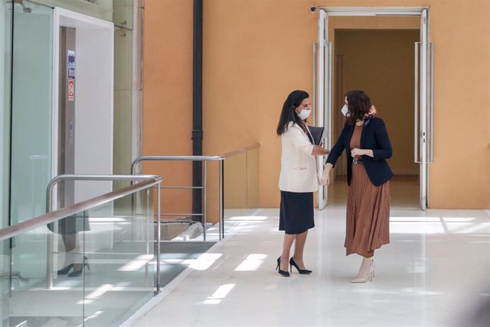 La presidenta de la Comunidad de Madrid, Isabel Díaz Ayuso (d); y la portavoz de Vox en la Asamblea, Rocío Monasterio (i), antes de mantener una reunión durante el primer día en el que la presidenta de la Comunidad inicia conversaciones con los grupos p