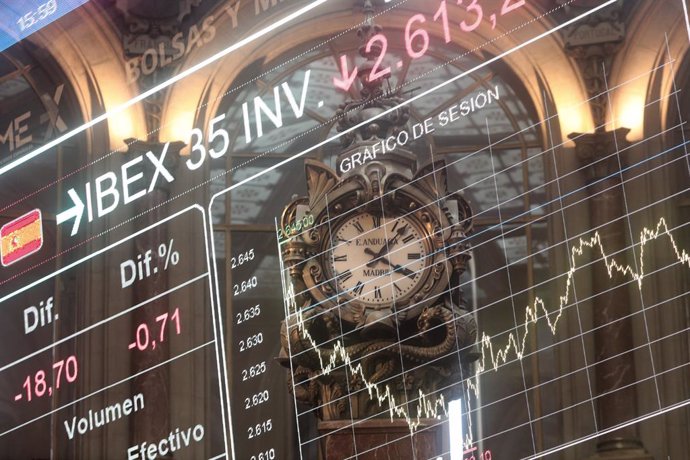 Valores del Ibex 35 en la bolsa de Madrid (España), a 13 de noviembre de 2020. El Ibex 35 ha iniciado con una subida del 1,11% en la media sesión de este viernes, lo que llevaba al selectivo a situarse en los 7.811,4 enteros a las 12.02 horas, en una jo