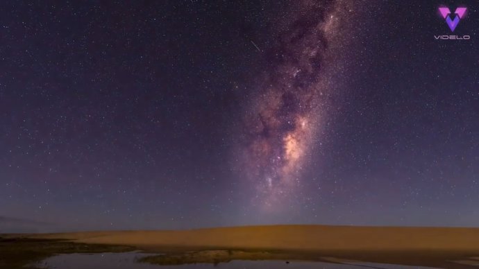 El cielo de Tasmania iluminado por la Vía Láctea en un vídeo en time-lapse