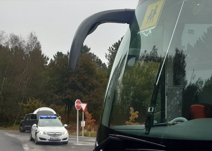 Control del transporte escolar realizado por la Guardia Civil de Tráfico de Ourense.