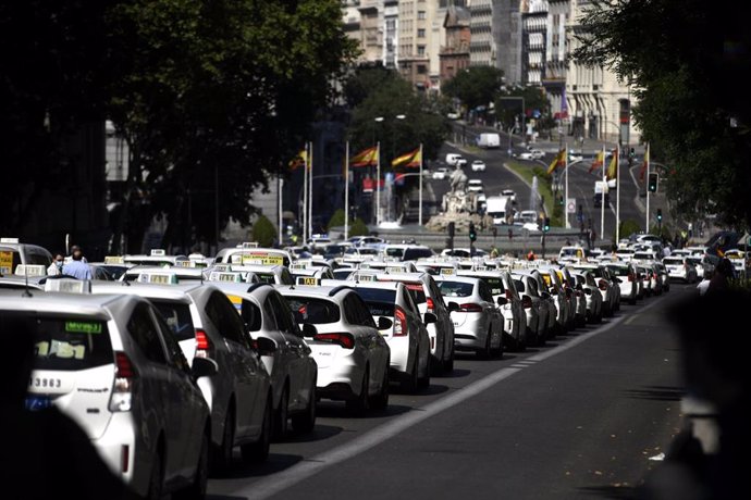 Taxistas permanecen estacionados en vías cercanas a la Puerta de Alcalá durante una macroconcentración de vehículos.