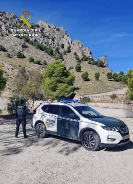 Un agente de la Guardia Civil en La Atalaya (Cieza), el lugar donde fue auxiliado un ciclista accidentado que se había saltado la cuarentena