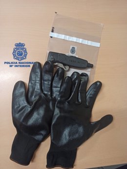 Imagen de los guantes intervenidos al detenido