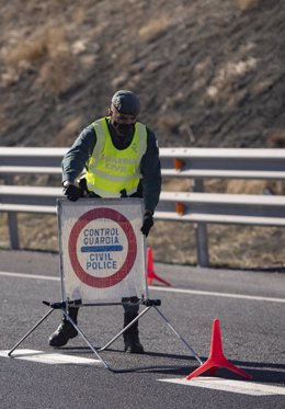 Un agente de la Guardia Civil realiza un control de movilidad en la autovía A42, a la altura de Illescas, Toledo, Castilla-La Mancha (España), a 30 de octubre de 2020. El cierre perimetral de Castilla-La Mancha y el toque de queda entre las 00.00 y las 