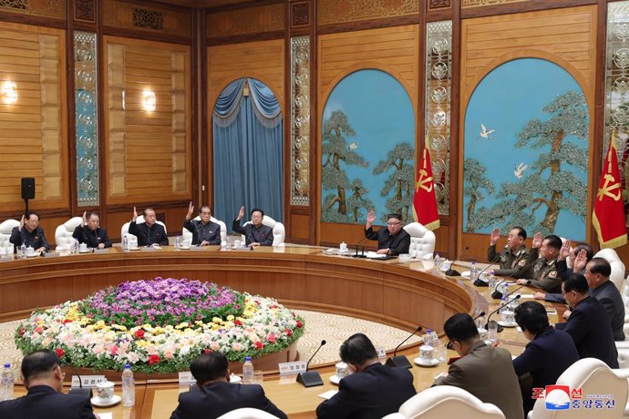 HANDOUT - 16 November 2020, North Korea, Pyongyang: A photo provided by the North Korean state news agency KCNA on 16 November 2020, shows North Korean leader Kim Jong-un (C) presiding an enlarged politburo meeting of the Workers' Party at the headquart