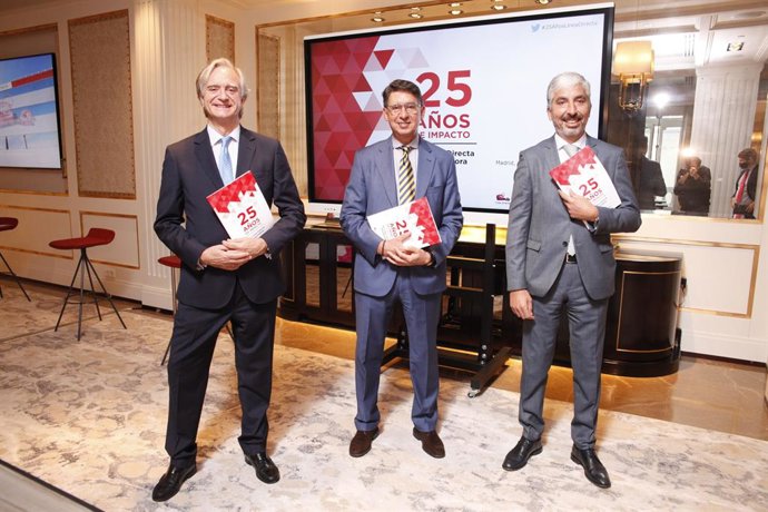 De izq a dcha: Francisco Valencia (Director de Comunicación de Línea Directa), Miguel Ángel Merino (Consejero Delegado) y Carlos Rodríguez (Director Financiero).